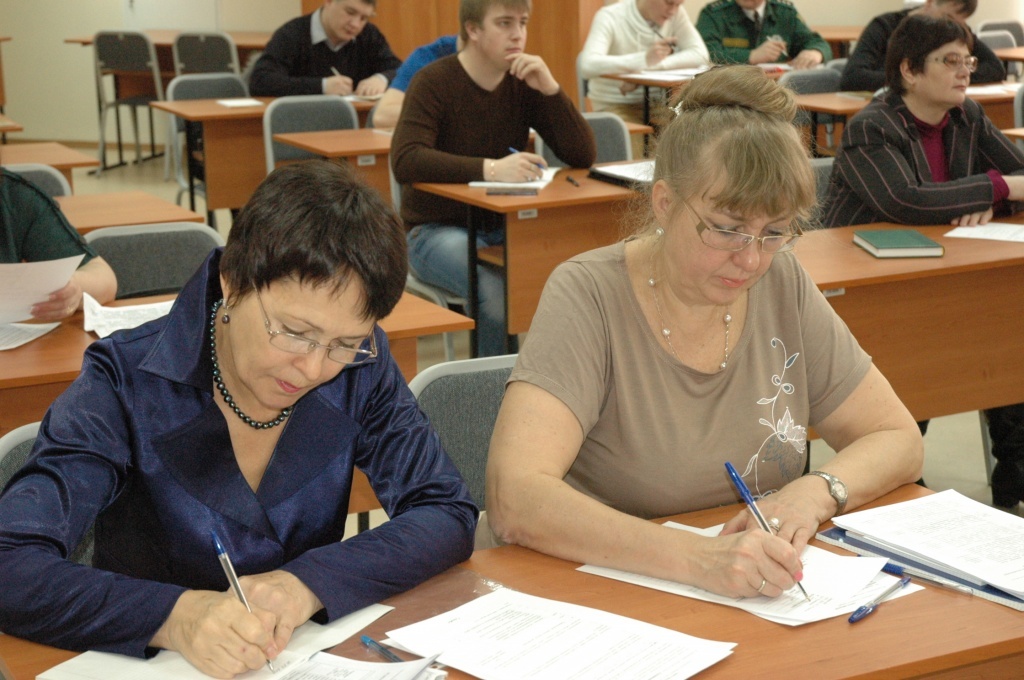 <span style="font-weight: bold;">ПЕРЕПОДГОТОВКА НА БАЗЕ ВЫСШЕГО И СРЕДНЕГО ПРОФОБРАЗОВАНИЯ</span><span style="font-style: italic;"> (БОЛЕЕ 40 ТЕМ И НАПРАВЛЕНИЙ)</span><span style="font-weight: bold;"> </span>